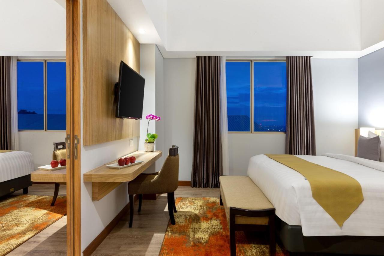 Aston Gresik Hotel & Conference Center Eksteriør billede